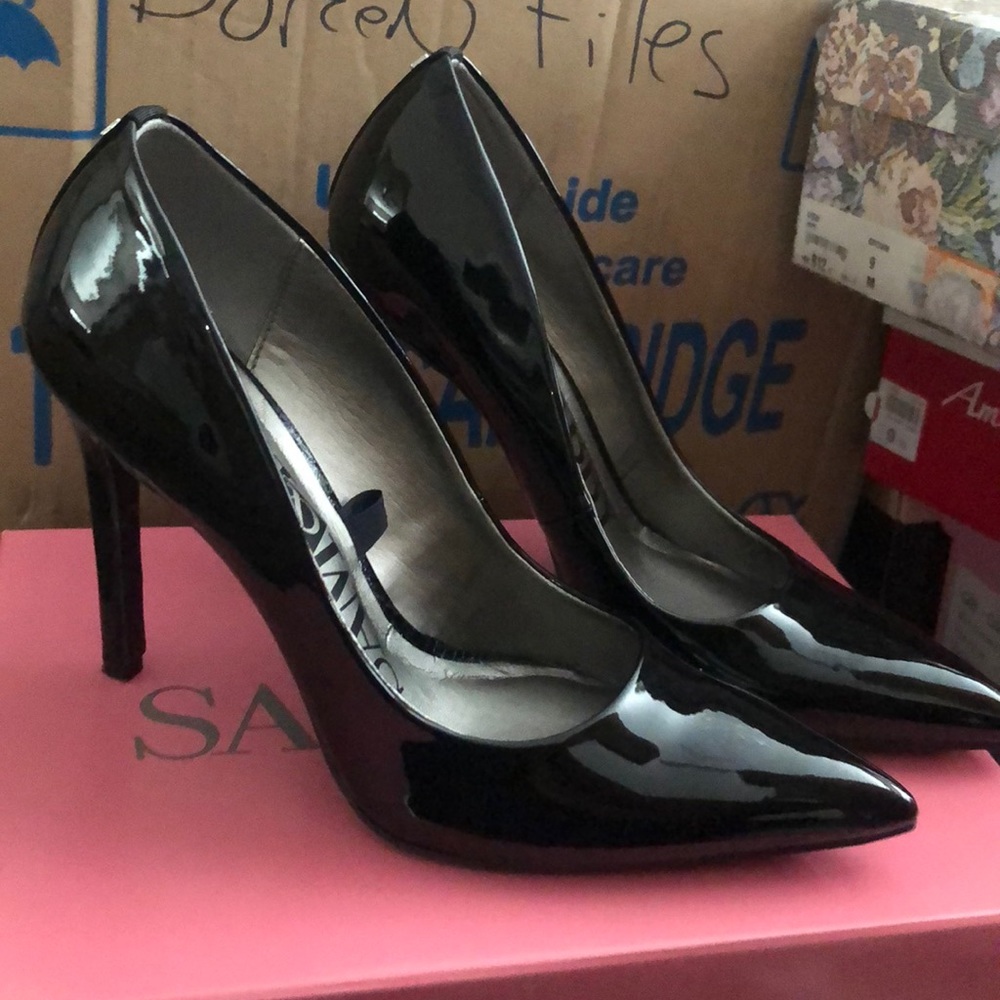 Sam and Libby Pointed Pump